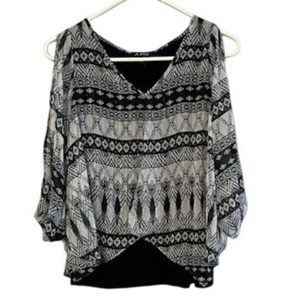 A Byer Women Black White Tribal Geometric Cold Shoulder V-Neck Blouse Top Small